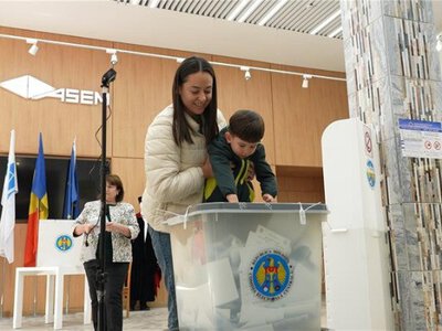 На парламентских выборах в Молдове лидирует партия президента Санду