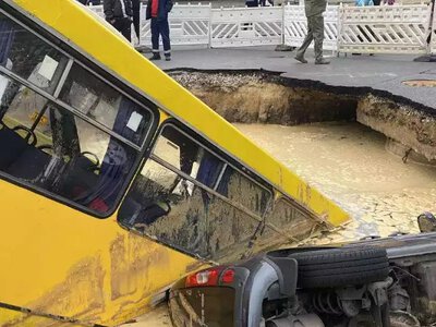 В Одессе маршрутка и легковушка провалилась под землю — фоторепортаж