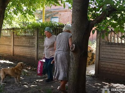 «Собиралась умирать здесь, но сын настоял на эвакуации»: полиция вывезла жителей Константиновки