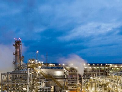 Дроны атаковали крупный нефтяной завод в Ленинградской области РФ