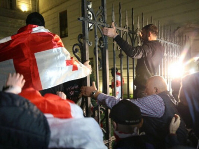 Шесть участников протеста и 21 правоохранитель были доставлены в медицинские учреждения
