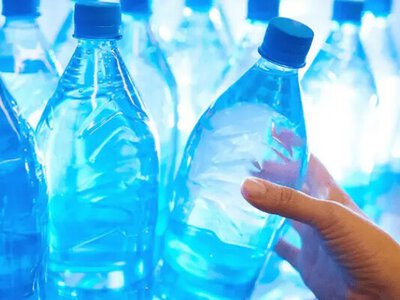 Чем опасна вода в бутылках и почему стоит задуматься о её качестве