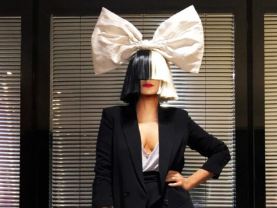 Бывший муж певицы Sia требует у неё алименты 250 тысяч долларов, для поддержания роскошного образа жизни