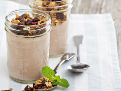 Шоколадное смузи с бананом и финиками: сладкий эликсир энергии без сахара