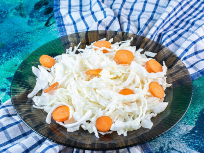 Витаминное хрустящее удовольствие: салат из квашеной капусты и клюквы