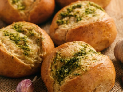 Секрет идеальных булочек с чесноком: хруст и вкус, как в лучших пекарнях