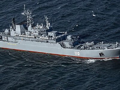 Недалеко от Германии загадочно стоит десантный корабль РФ, его связывали с появлением дронов