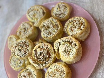 Прекрасная альтернатива котлетам: сочные рулетики с курицей и кунжутом