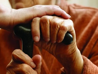 Родственники пенсионеров могут получать ежемесячную компенсацию: условия и размер выплат