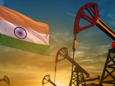 Индия ищет пути продления закупок российской нефти после санкций США – Bloomberg