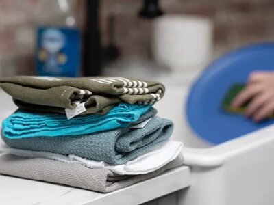 Без агрессивной химии и дорогих моющих средств: верните свежесть полотенцем с помощью простого подручного средства