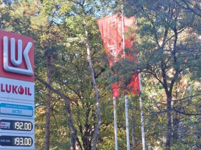 Компания друга Путина купит зарубежные активы «Лукойла»