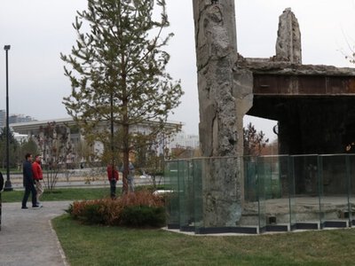 «Памятник Кантару». Через три года после кровопролития бывшую резиденцию Назарбаева превратили в сквер