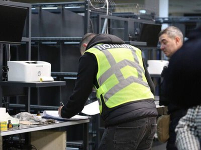 Торговал «сувенирами»: задержан мужчина, чья посылка взорвалась на таможне в Киеве