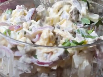 Бюджетно, просто и вкусно: секрет нежного салата из куриных сердечек