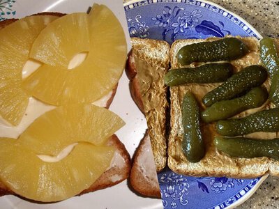 Выглядят как шутка, но их действительно едят: 5 странных сэндвичей, которые существуют на самом деле