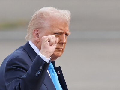 Посмотрите! Маленький список. Трамп, путавший названия стран, где завершил войны, носит напечатанный список. Видео 