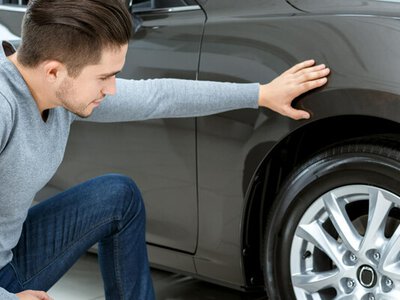 Что делать, если пробило колесо: как правильно заменить шину в дороге