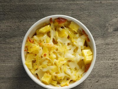 Вкусный салат с курицей, ананасом и кукурузой: быстро и просто