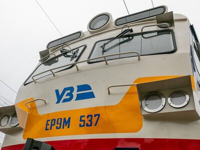 После массового обстрела РФ в Украине сильно опаздывают много поездов. Список 