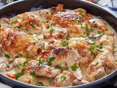 Сочные и нежные: рецепт идеальных куриных крылышек в сметанном соусе