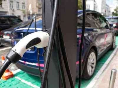 Украинцы на 60% активнее покупают авто с пробегом из-за границы, Tesla в топе