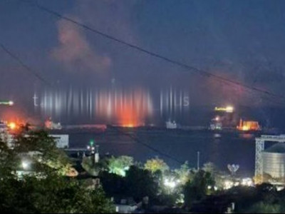 Морские дроны атаковали Туапсе: пылает один из кораблей