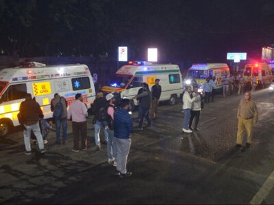 В Дели возле станции метро взорвался автомобиль. Есть погибшие