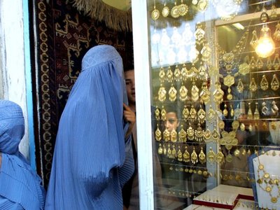 Нет бурки — нет медицинской помощи. «Талибан» запрещает женщинам без паранджи входить в больницы