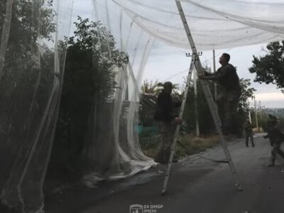 Как бойцы ВСУ устанавливают антидроновые сетки на дорогах Константиновки. Видео