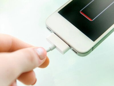 Телефон на зарядке всю ночь: действительно ли это «убьет» ваше устройство