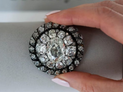 Бриллиантовая брошь Наполеона ушла с молотка за $4,4 миллиона — кто купил?