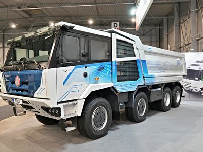 Дебютировал первый электрический грузовик Tatra: у него восемь колес и 750 сил (фото)