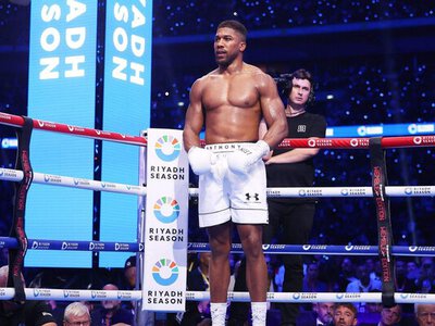 Боксер против блогера: в сети появилась дата боя между Джошуа и Полом