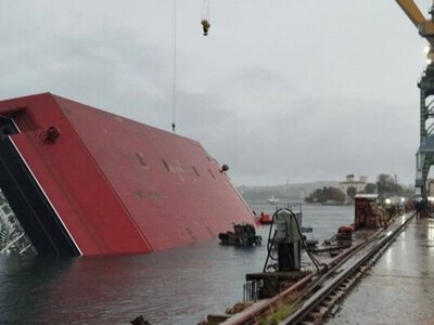 Собственника затонувшего в Севастополе плавкрана обязали убрать его до конца апреля 2026 года