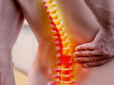 Боль в спине и слабость в ногах: когда эти симптомы указывают на опасную болезнь