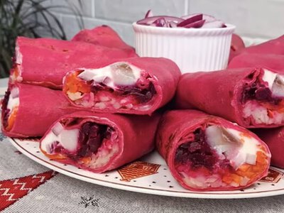 «Селедка под шубой» по-новому: готовим знаменитый салат в розовых блинчиках