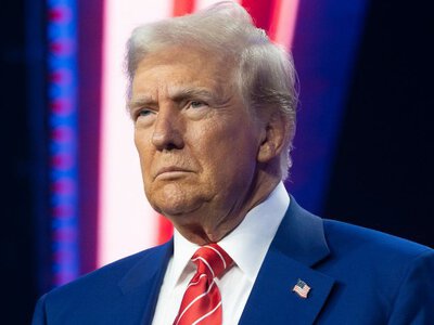 Американцы вышли на улицы: призывают отстранить Трампа от должности