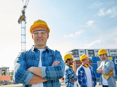 Зарплата по $150 на день: сантехніки, плиточники та інші 