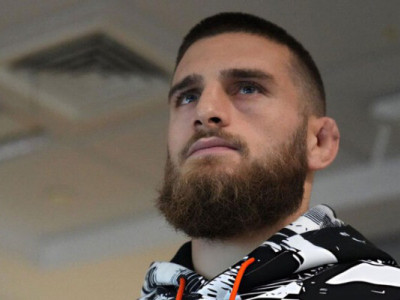 Александр Топурия победил Бекзата Алмахана в суперлёгком весе UFC