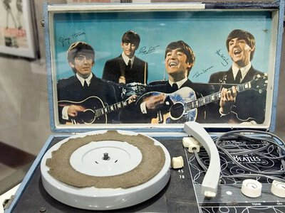 Старые песни The Beatles неожиданно стали хитами и взорвали чарты в 2025 году