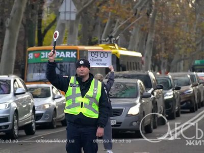 Акция памяти: оживленный перекресток в центре Одессы замер во время минуты молчания (фото)