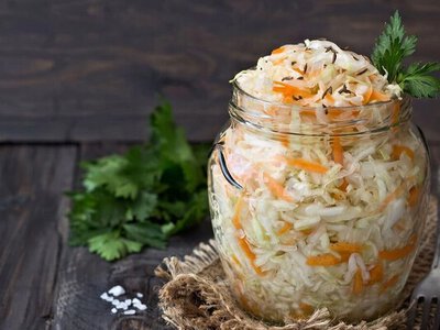 Хрустящая и очень вкусная: квашеная капуста «за три дня» по быстрому рецепту