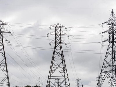 Почему платежки за свет остаются высокими даже при отключении: детали