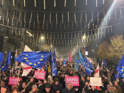 «Режим – в отставку»: в Тбилиси устроили масштабное шествие в годовщину протестов