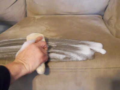 Диван будет как новенький без пятна: рецепты двух простых копеечных средств для очистки