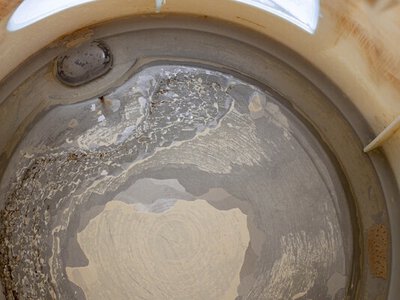 Уксус не нужен: как быстро избавиться от накипи в чайнике с помощью простого продукта