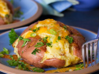 На скорую руку: дважды запеченный картофель с кисломолочным сыром