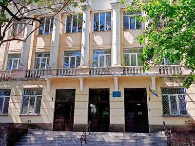Одну из известнейших школ Одессы временно закроют: в чем причина