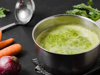 Секрет уютных вечеров: ароматный суп из сельдерея и моркови, который невозможно перестать есть